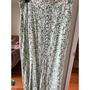 Flowy skirt with slit